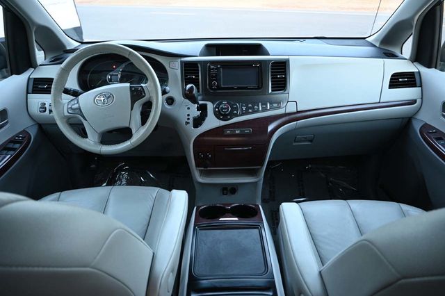 2014 Toyota Sienna XLE Mobility Handicap Van - 22951132 - 21