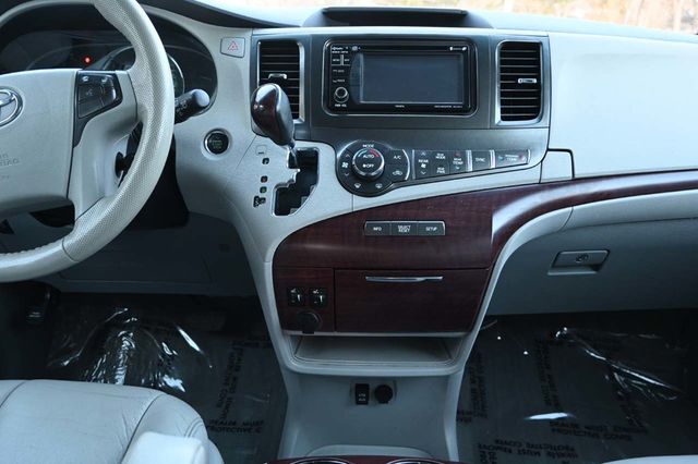 2014 Toyota Sienna XLE Mobility Handicap Van - 22951132 - 22