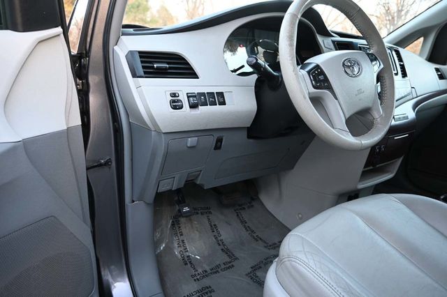 2014 Toyota Sienna XLE Mobility Handicap Van - 22951132 - 27