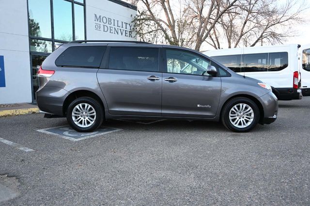 2014 Toyota Sienna XLE Mobility Handicap Van - 22951132 - 4