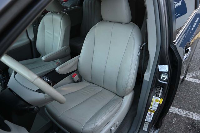 2014 Toyota Sienna XLE Mobility Handicap Van - 22981165 - 13