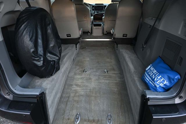 2014 Toyota Sienna XLE Mobility Handicap Van - 22981165 - 19