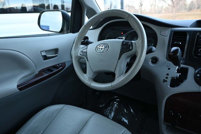 2014 Toyota Sienna XLE Mobility Handicap Van - 22981165 - 23