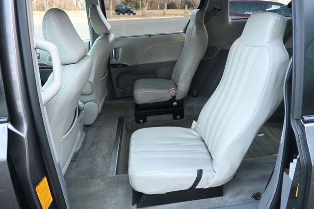 2014 Toyota Sienna XLE Mobility Handicap Van - 22981165 - 25