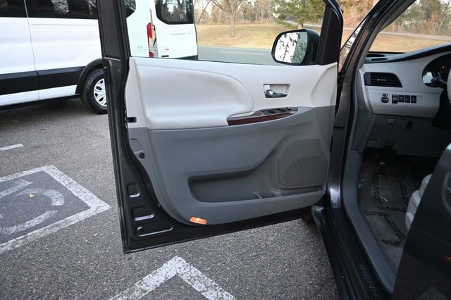 2014 Toyota Sienna XLE Mobility Handicap Van - 22981165 - 26