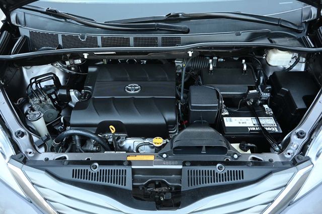 2014 Toyota Sienna XLE Mobility Handicap Van - 22981165 - 32