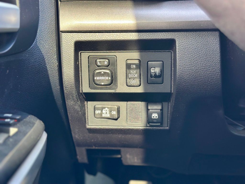 2014 Toyota Tundra SR5 CrewMax photo 22
