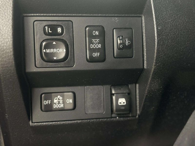 2014 Toyota Tundra CrewMax 5.7L FFV V8 6-Spd AT LTD (Natl) - 22984895 - 33