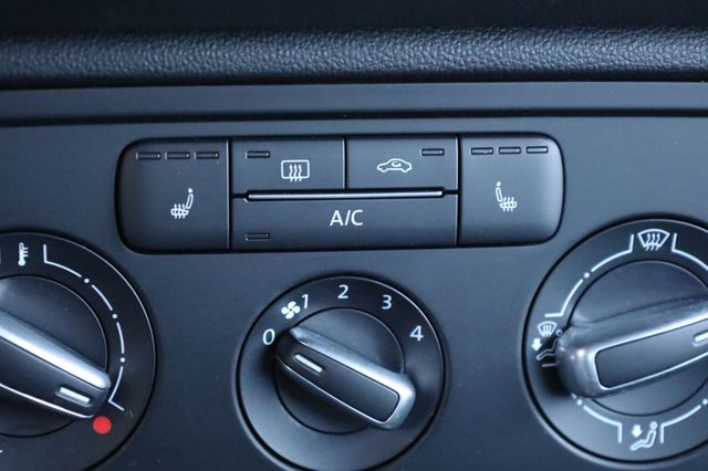 2014 Volkswagen Beetle Coupe 2dr Automatic 1.8T w/Premium PZEV - 22969226 - 34