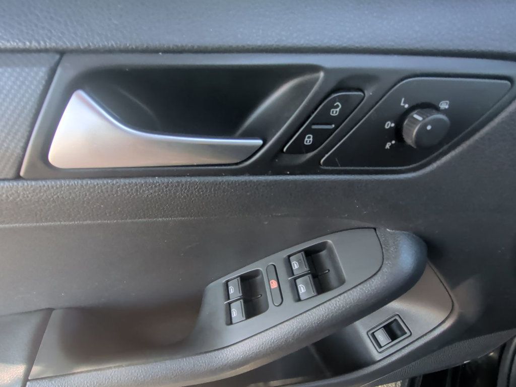 Volkswagen Jetta Sedan 4dr Automatic S photo 12
