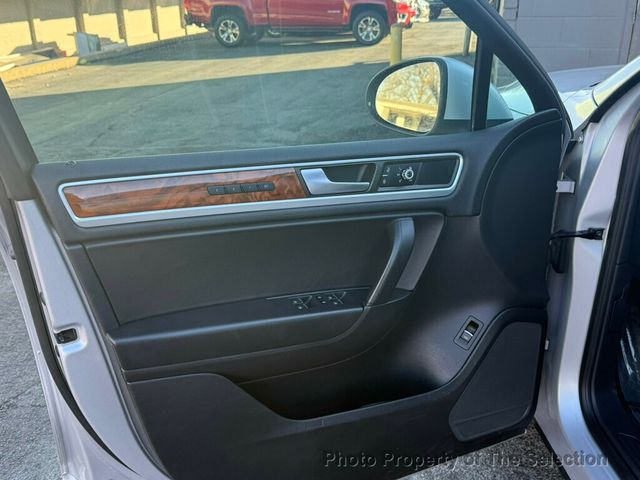 2014 Volkswagen Touareg TDI LUX W/ BLUETOOTH, NAV, & HEATED SEATS - 22956210 - 16