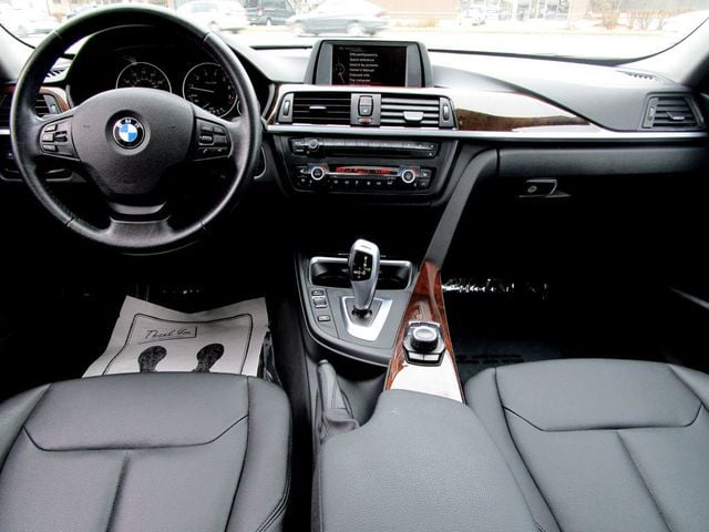 2015 BMW 3 Series 320i photo 2