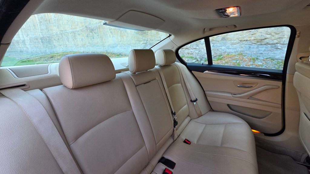 2015 BMW 5 Series 528i - 23009256 - 32