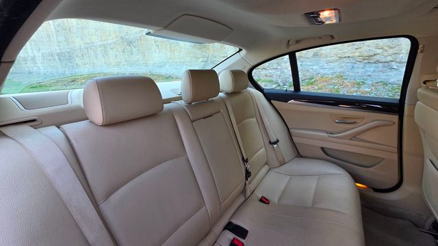 2015 BMW 5 Series 528i - 23009256 - 32