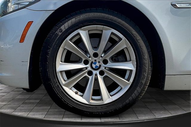 2015 BMW 5 Series 528i xDrive - 22901486 - 35