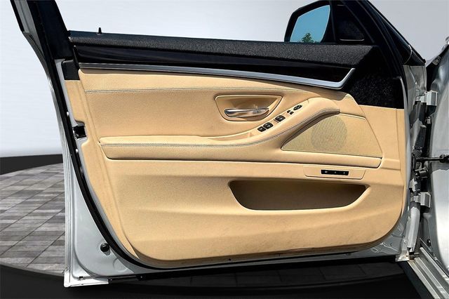 2015 BMW 5 Series 528i xDrive - 22901486 - 8