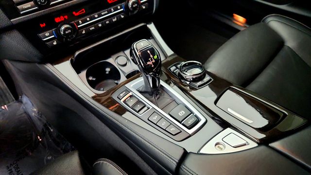2015 BMW 5 Series 550i xDrive - 23099045 - 16