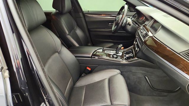 2015 BMW 5 Series 550i xDrive - 23099045 - 24