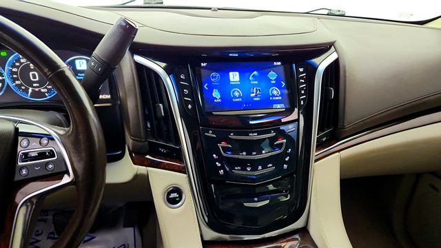 2015 Cadillac Escalade 4WD 4dr Luxury w/ Rear Entertainment System & 22'' Wheels - 23020893 - 17