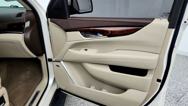 2015 Cadillac Escalade 4WD 4dr Luxury w/ Rear Entertainment System & 22'' Wheels - 23020893 - 29