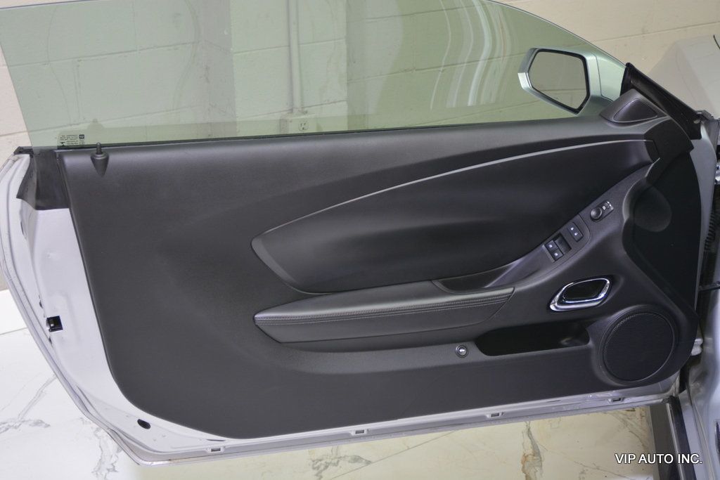 2015 Chevrolet Camaro 1 of 48 - 23085103 - 12