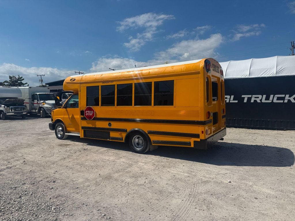 2015 Chevrolet Express 4500 Shuttle Bus 4500 Van 159 - 22988400 - 1