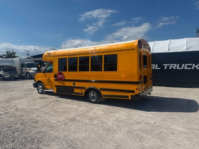 2015 Chevrolet Express 4500 Shuttle Bus 4500 Van 159 - 22988400 - 1