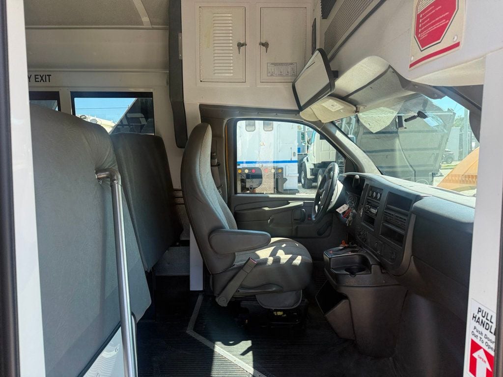 2015 Chevrolet Express 4500 Shuttle Bus 4500 Van 159 - 22988400 - 6