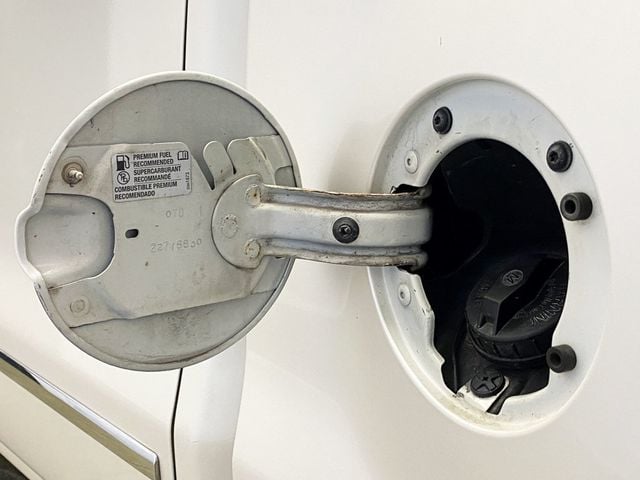 2015 Chevrolet Silverado 1500 4WD Crew Cab 153.0" High Country - 22915829 - 19