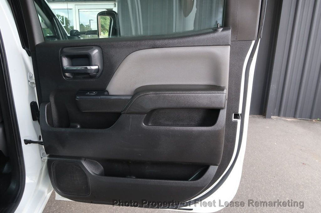 2015 Chevrolet Silverado 3500HD Silverado 3500HD 4WD Crew Cab Enclosed Utility DRW - 23042736 - 23