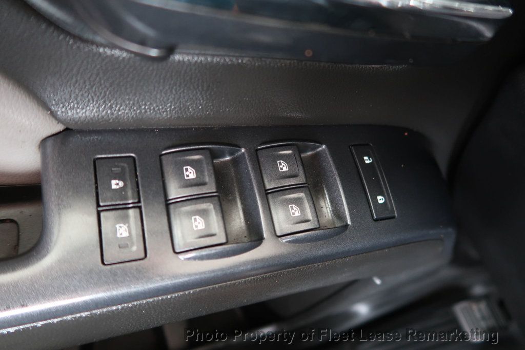 2015 Chevrolet Silverado 3500HD Silverado 3500HD 4WD Crew Cab Enclosed Utility DRW - 23042736 - 35