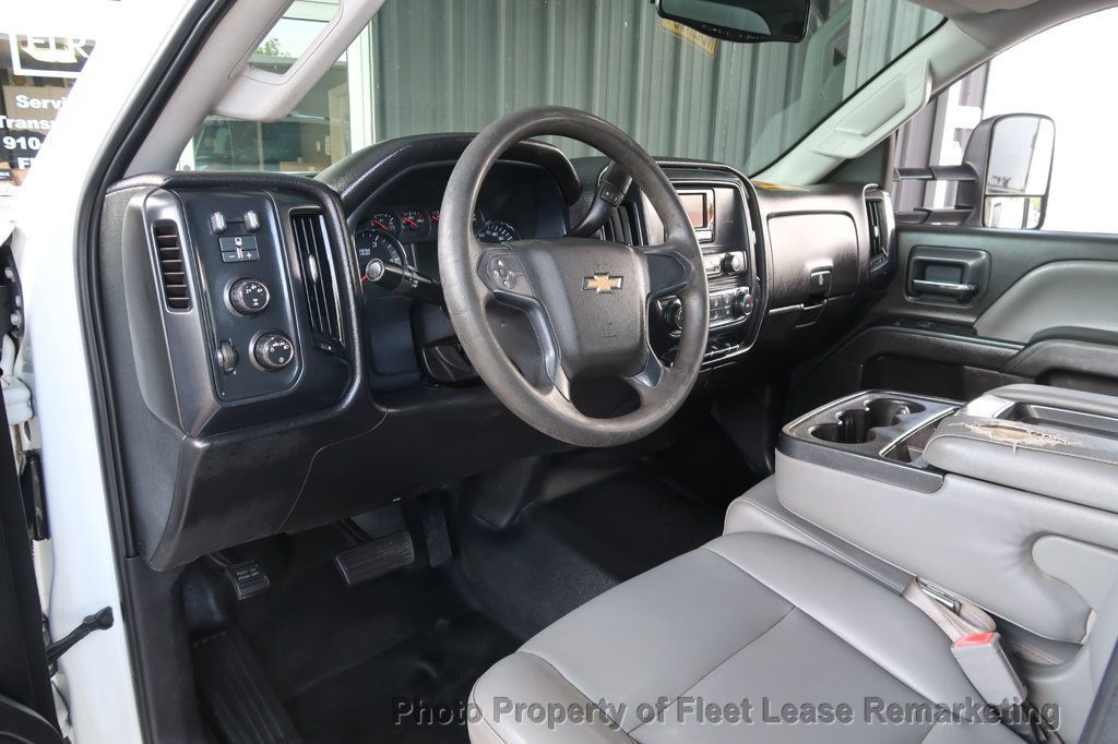2015 Chevrolet Silverado 3500HD Silverado 3500HD 4WD Crew Cab Enclosed Utility DRW - 23042736 - 8