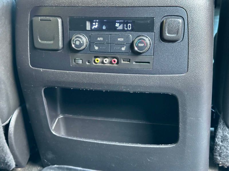 2015 Chevrolet Suburban 4WD 4dr LTZ - 22916534 - 33