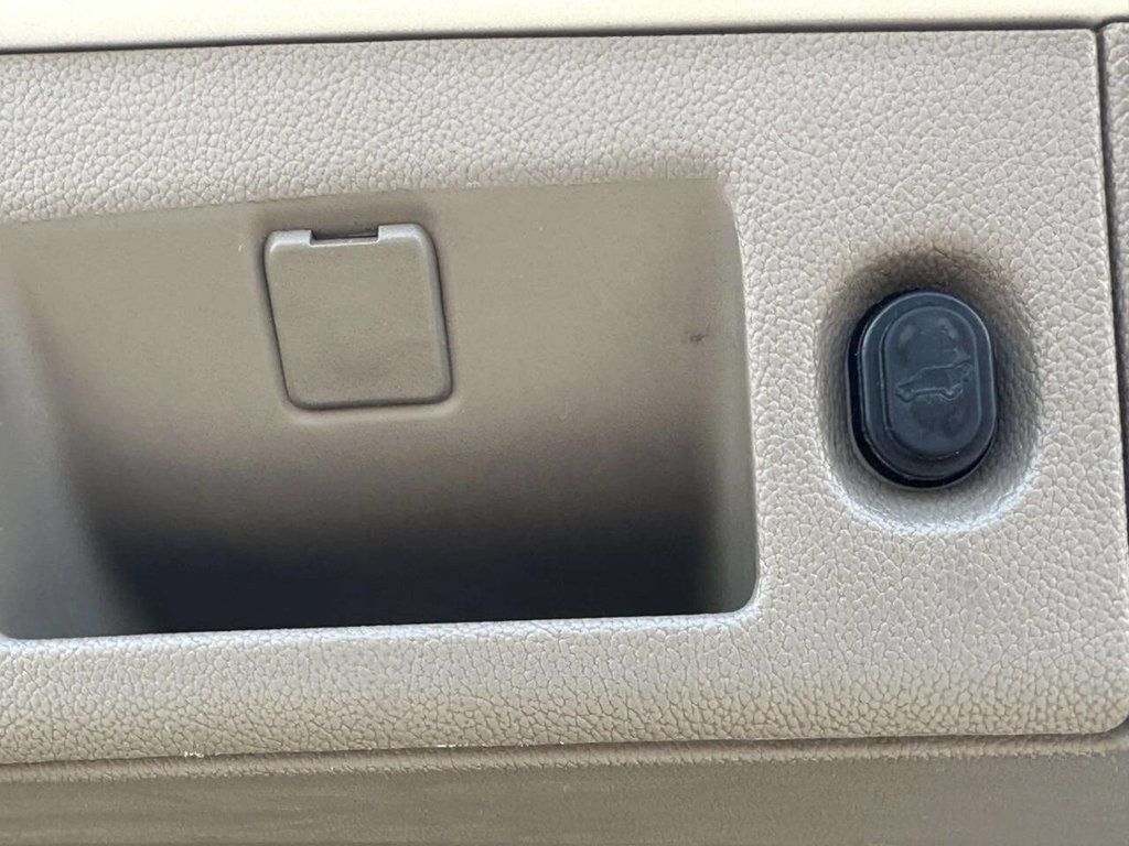 2015 Chevrolet Suburban 4WD 4dr LTZ - 22983731 - 17