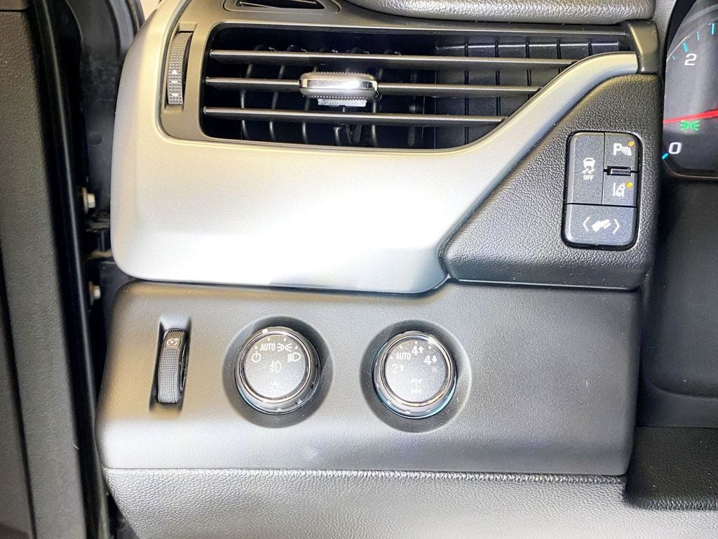 2015 Chevrolet Suburban 4WD 4dr LTZ - 22939948 - 28