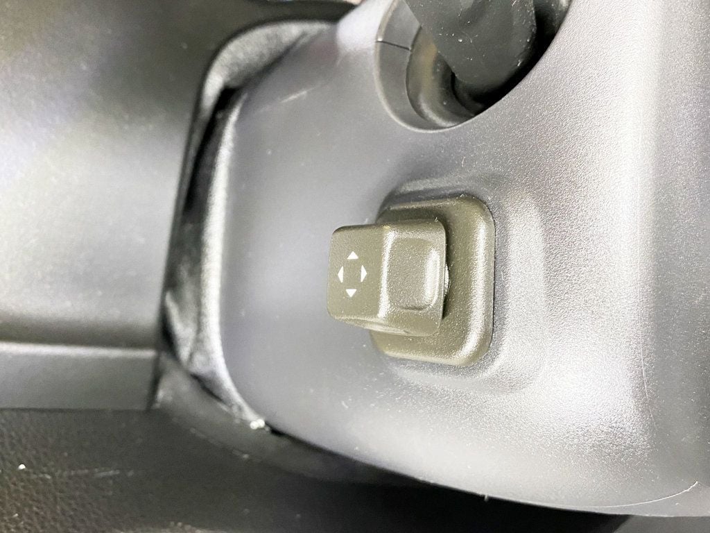 2015 Chevrolet Suburban 4WD 4dr LTZ - 22939948 - 33