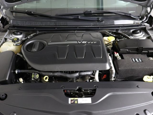 2015 Chrysler 200 4dr Sedan C FWD - 22947499 - 18