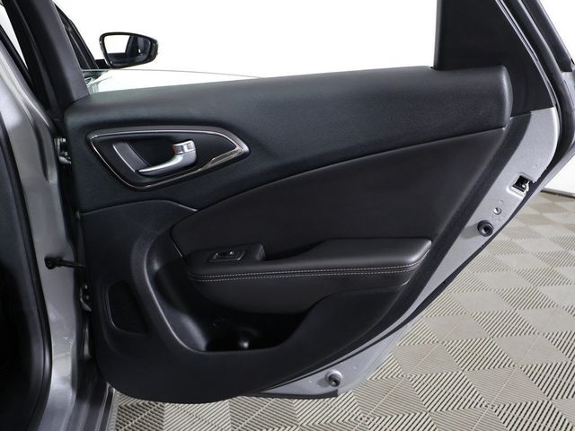 2015 Chrysler 200 4dr Sedan C FWD - 22947499 - 23