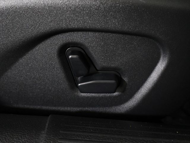 2015 Chrysler 200 4dr Sedan C FWD - 22947499 - 31