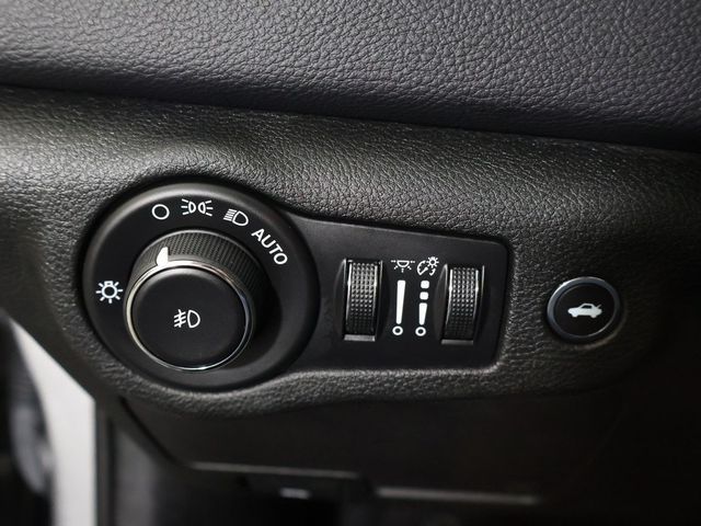 2015 Chrysler 200 4dr Sedan C FWD - 22947499 - 36