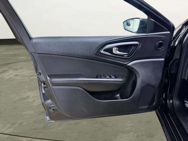 2015 Chrysler 200 4dr Sedan Limited FWD - 23034658 - 13