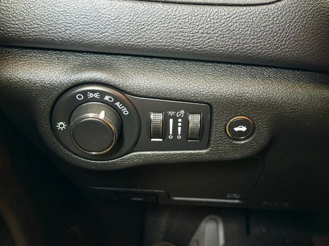 2015 Chrysler 200 4dr Sedan Limited FWD - 23034658 - 32