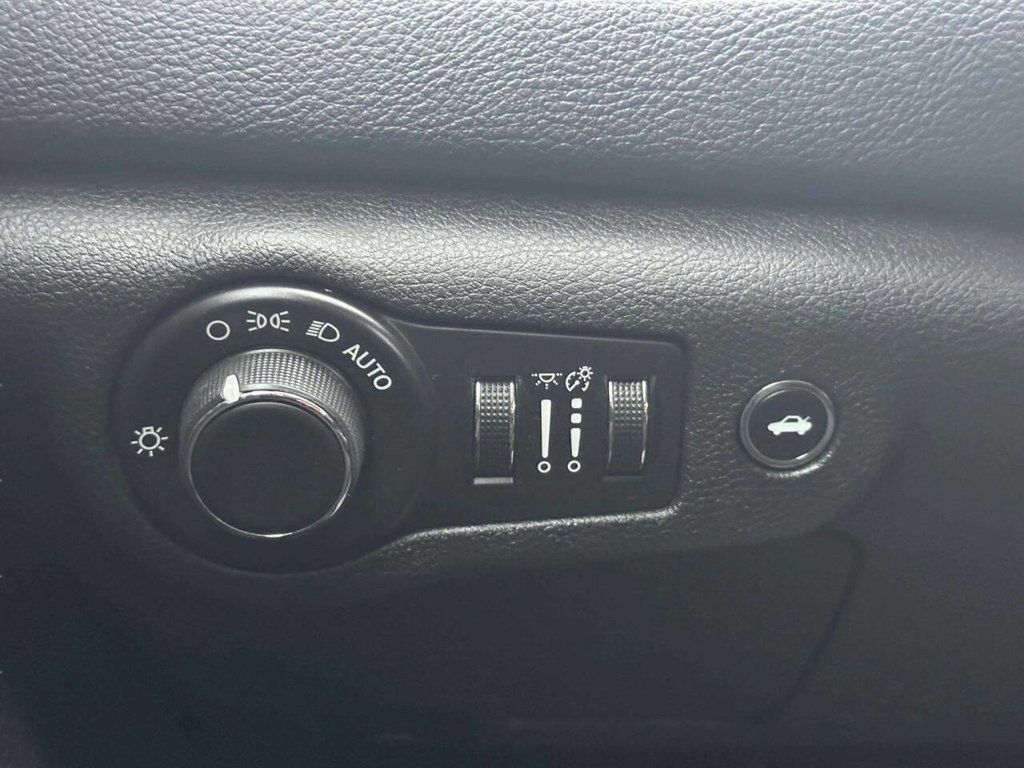 2015 Chrysler 200 4dr Sedan Limited FWD - 23042996 - 11