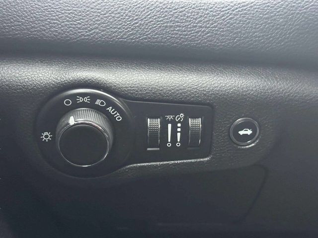 2015 Chrysler 200 4dr Sedan Limited FWD - 23042996 - 11