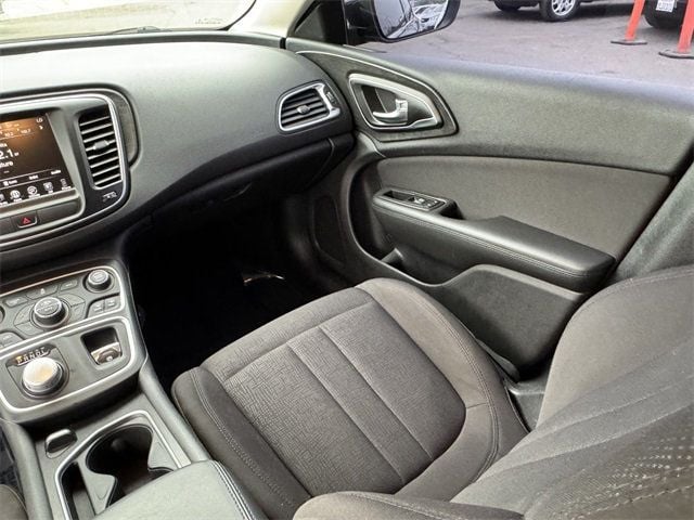 2015 Chrysler 200 4dr Sedan Limited FWD - 22623052 - 24