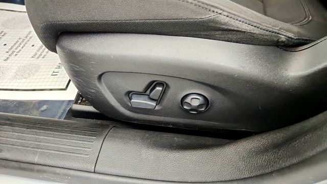 2015 Chrysler 200 4dr Sedan Limited FWD - 23094547 - 11