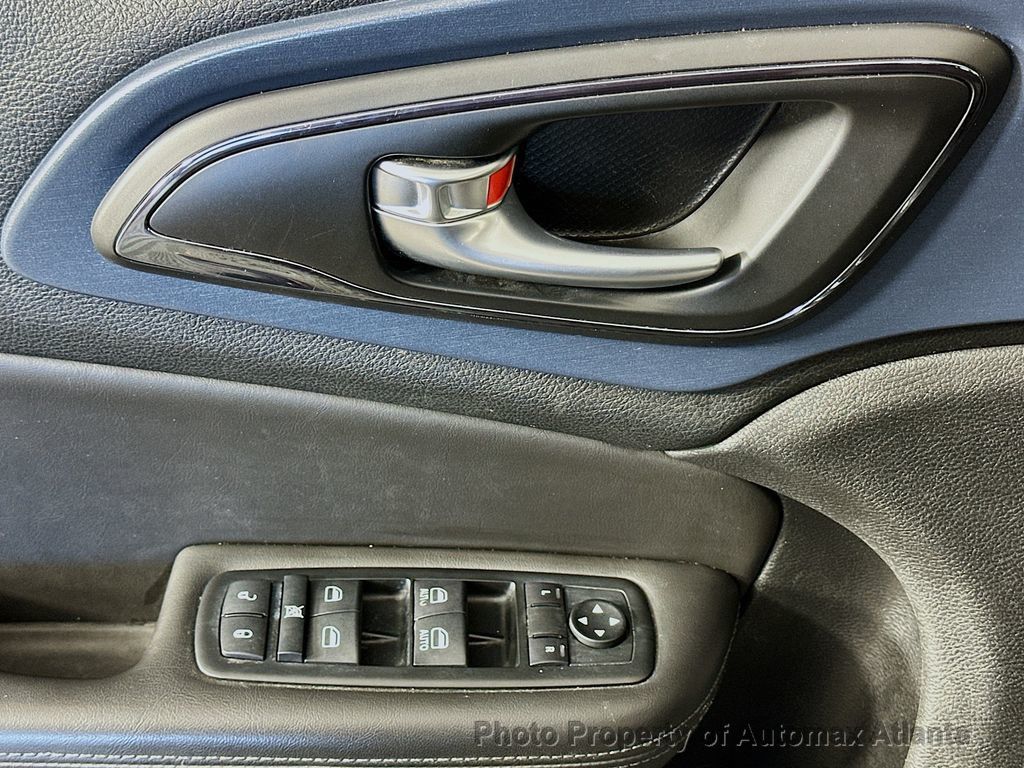 2015 Chrysler 200 S - 22615470 - 18