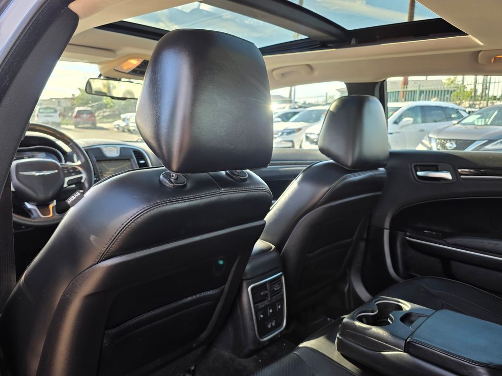 2015 Chrysler 300 4dr Sedan 300C RWD - 22999848 - 18