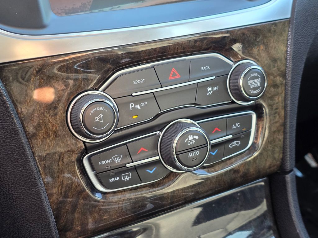 2015 Chrysler 300 4dr Sedan 300C RWD - 22999848 - 32