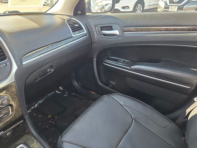 2015 Chrysler 300 4dr Sedan 300C RWD - 22999848 - 36